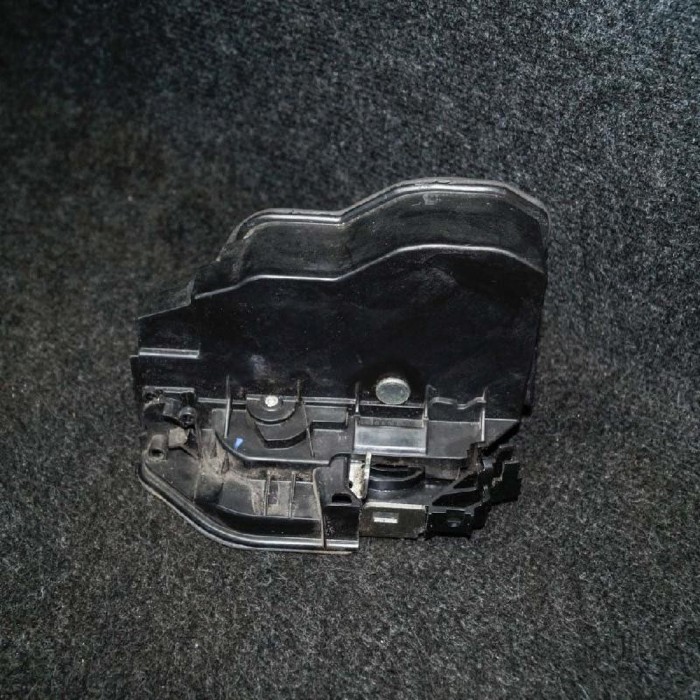 &Icirc;ncuietoare ușă dreapta față BMW X3 E83 2009 OEM: 7167068 1400355
