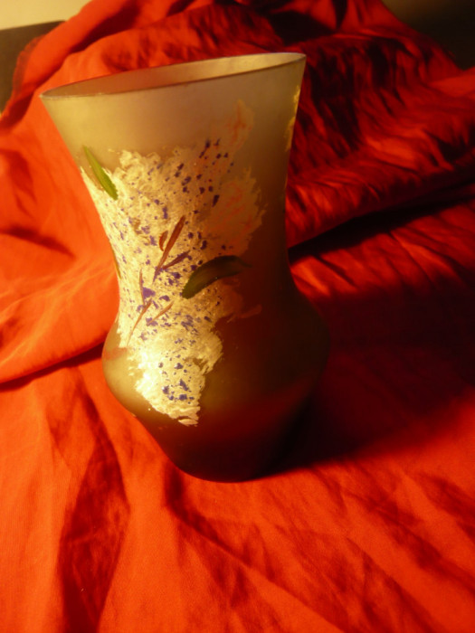 Vaza veche sticla matuita pictata manual cu flori liliac ,h=13cm d.sus=7cm