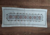 Lucrude mana / servet mic, brodat manual, vechi, 41x17.5cm