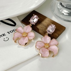 Cercei stil retro cu floare roz si cristal, in cutie de bijuterii