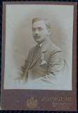 Fotografie tip CDV, barbat cu batista la buzunar, inceput de secol XX