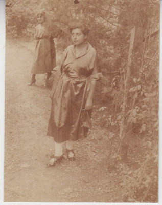 M5 B41 - FOTO - FOTOGRAFIE FOARTE VECHE - domnisoare in gradina - anii 1930 foto