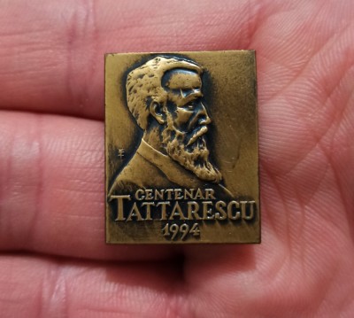 Insigna/pin Centenar Tattarescu 1994, medalist Teodor Zamfirescu foto