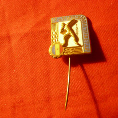 Insigna Spartachiada Tineretului Atletism 1957 , h=2cm ,metal si email