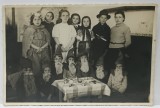 SCOLARI COSTUMATI PENTRU PIESA ' ALBA CA ZAPADA ' , FOTOGRAFIE DE GRUP CU DOAMNA INVATATOARE , CURSUL PRIMAR , CALARASI , 1939