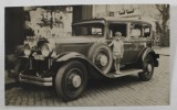 COPIL URCAT PE UN AUTOMOBIL DE EPOCA , BUCURESTI , FOTOGRAFIE TIP CARTE POSTALA , INTERBELICA