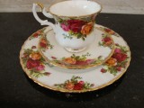 SET / SERVICIU MIC DEJUN DIN PORTELAN ROYAL ALBERT OLD COUNTRY ROSES