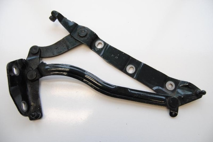 Balama capota st&acirc;nga față AUDI A8 D3 4E2, 4E8 2005 OEM: 4E0827299F 1766568