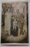 Fotografie tip Carte postala, Parinti, bunica si copil, perioada interbelica