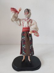 Papusa Arta Crisana Oradea femeie in port popular romanesc din Dobrogea, traditional, anii 70, dobrogeanca