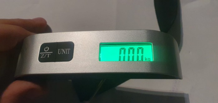 Cantar electronic pentru cantarit sacose incarcate cu ceva, in kg si lb, temp