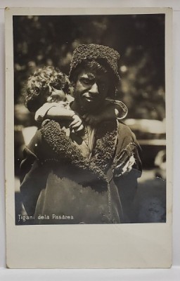 TIGANI DE LA PASAREA , FOTOGRAFIE TIP CARTE POSTALA , INTERBELICA , PREZINTA URME DE INDOIRE foto