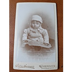 Fotografie tip CVD, copil mic cu boneta, inceput de secol XX