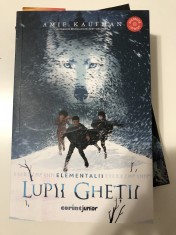 Lupii ghetii foto