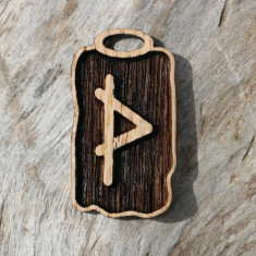 Pandantiv amuleta din lemn cu runa Thurisaz, talisman pentru protectie