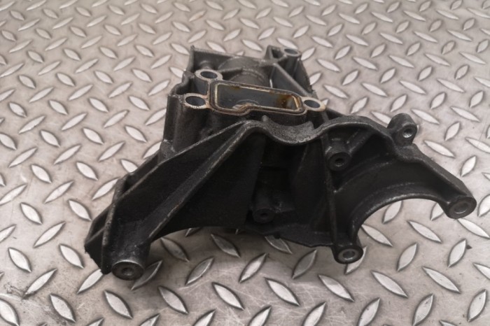 Suport pompa servodirecție AUDI A5 Cabrio 8F7 2011 OEM: 059145169AH 25760791