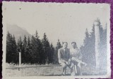 Fotografie, Barbati pe banca, la munte, perioada interbelica