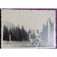 Fotografie, Barbati pe banca, la munte, perioada interbelica