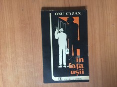 h4a In fata usii de Onu Cazan