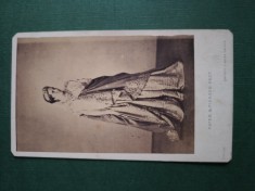 fotografie atelier MAYER &amp; PIERSON , Distinsa doamna in tinuta aleasa ,dimensiuni 11 cm x 6 cm