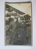 Foto pe carton 135x87 mm anii 30 cu aviatori/piloti romani langa 2 avioane ICAR