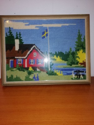 Tablou cusut goblen vechi inramat lucrat manual rama sticla 28x22 cm, peisaj cu casa casuta rosie foto