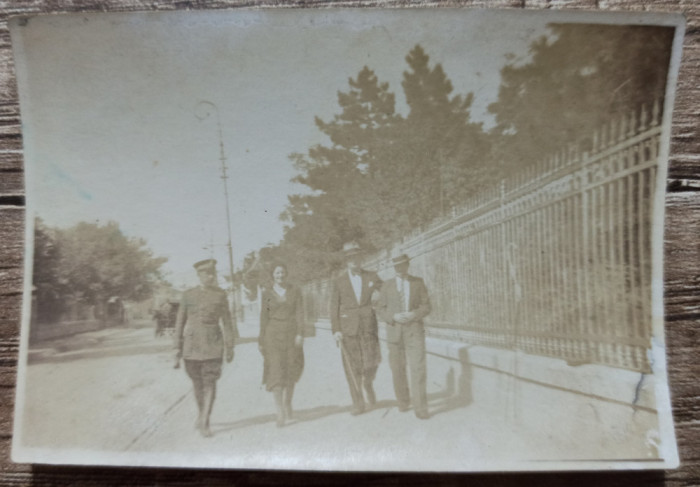 Scena citadina cu militar si caruta trecand pe strada, posibil Bucuresti