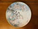 FARFURIE DECORATIVA DIN PORTELAN- MARCAJ FRANKLIN MINT- CANTECUL FLORII DE CIRES-SEMNATURA J. CHENG D20,5cm