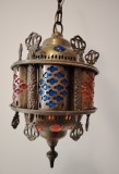 Candelabru suspendat &icirc;n stil marocan/oriental, realizat din alamă perforată cu inserții/panouri din sticlă