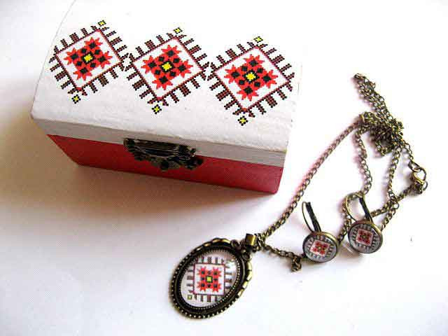 Set cutie, colier cu pandantiv si cercei cu motiv traditional, set bijuterii  29491 | Okazii.ro