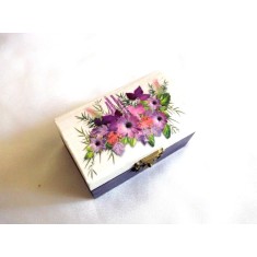 cutie lemn decorata cu aranjament de flori mov 43627