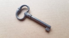 G359-Cheie mica usa dulap, comoda, servanta veche model inimioara anii 1900 maxim interbelica metal cromat argintiu stare buna, L-7 cm, l-cap 1,2cm.