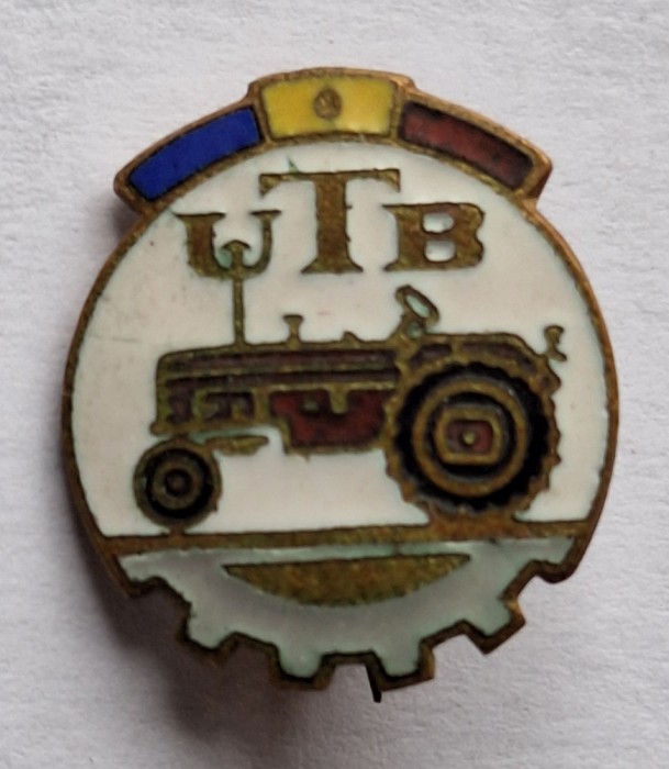 UTB - Uzina de Tractoare Brasov - insigna veche anii 1970, varianta de culoare