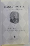 HARRY POTTER AND THE DEATHLY HALLOWS by J. K. ROWLING , ILLUSTRATIONS by MARY GRANDPRE , 2007 , * PREZINTA URME DE UZURA