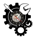 Ceas de Perete Decorativ &ldquo;Master Mechanic &ndash; Tools &amp; Gears&rdquo;, din Disc Vinil Reciclat, Design Service Auto, Negru, Mecanism Silențios (Sweep)