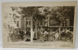 ROMANIA ( ?) , TURISTI PE TERASA UNUI RESTAURANT , STATIUNE MARITIMA , FOTOGRAFIE TIP CARTE POSTALA , PERIOADA INTERBELICA