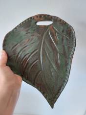 Frunza - Placa ceramica decorativa / platou de servire, lucrata manual, unicat, semnata KR, 29cm, artist made, studio pottery