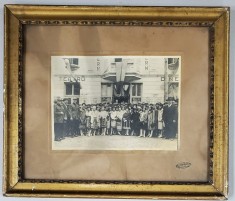 BAZARGIC , FOTOGRAFIE DE GRUP IN FATA TEATRULUI CINEMA ' MODERN ' , MILITARI , TINERE IN COSTUME POPULARE , CIVILI , FOTOGRAFIE INRAMATA , PERIOADA IN