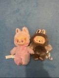 2 figurine de pluș Labubu din colecția "Big Into Energy", Plusuri