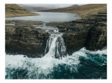 Tablou Canvas, "Cascada spre ocean din munți nordici", Cascadă, St&acirc;nci, Apă, Ocean, Peisaj, Natură, Sălbatic, Izolat, Dramatic, Impresionant, 39 x 26