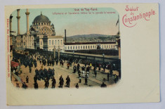 SALUT DE CONSTANTINOPOLE - VUE DE TOP -HANE - INFANTERIE ET CAVALERIE RETOUR DE LA PARADE LE VENDREDI , CARTE POSTALA ILUSTRATA , CROMOLITOGRAFIE , foto