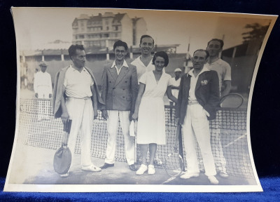 POZA DE GRUP CU TENISMENI , LANGA FILEU , FOTOGRAFIE MONOCROMA , CU OCAZIA CEFERIADEI 1940 , MARGINEA DIN STANGA PREIZNTA PE VERSO URME DE LIPITURA * foto