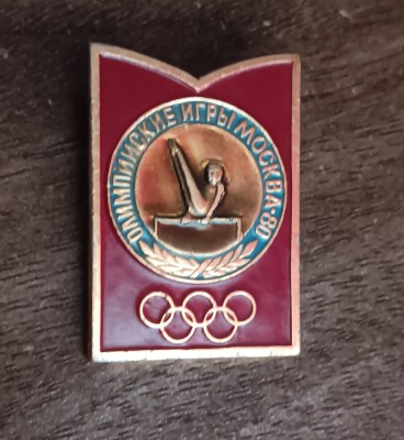 QW9 N7 8 - Insigna sport - JO Moscova 1980 - gimnastica - paralele foto