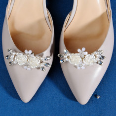 Accesorii pentru pantofi, cu clips, argintii, cu flori albe, perle si cristale
