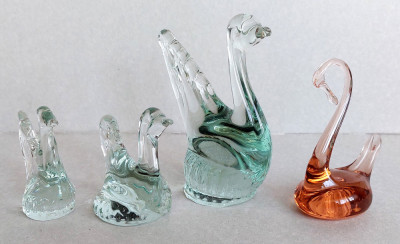 Set 4 statuete vintage din sticla plina sub forma de lebede, anii 70 foto