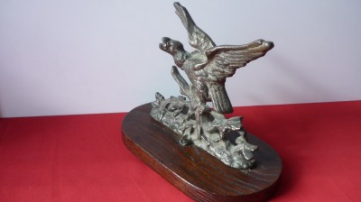 STATUETA DE BRONZ VULTUR PE SOCLU DE LEMN foto