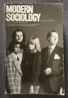 Peter Worsley (ed.) - Modern Sociology: Introductory Readings (second edition) foto