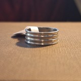 Cumpara ieftin Inel Stainless Steel argintiu cu 3 dungi gravate