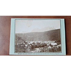 Fotografie pe carton, Azuga, in fundal varful Omu, 1901