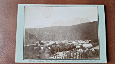 Fotografie pe carton, Azuga, in fundal varful Omu, 1901 foto
